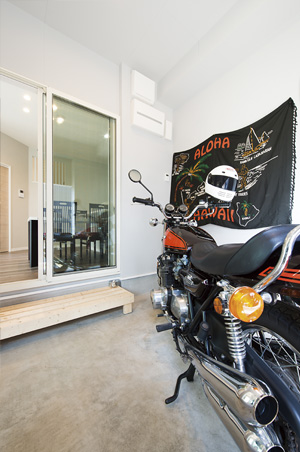 愛車を暮らしの真ん中に Ldからバイクガレージが見える家 お客様の建てた家 愛知県一宮市の注文住宅なら高コスパ高性能のニッケンホーム