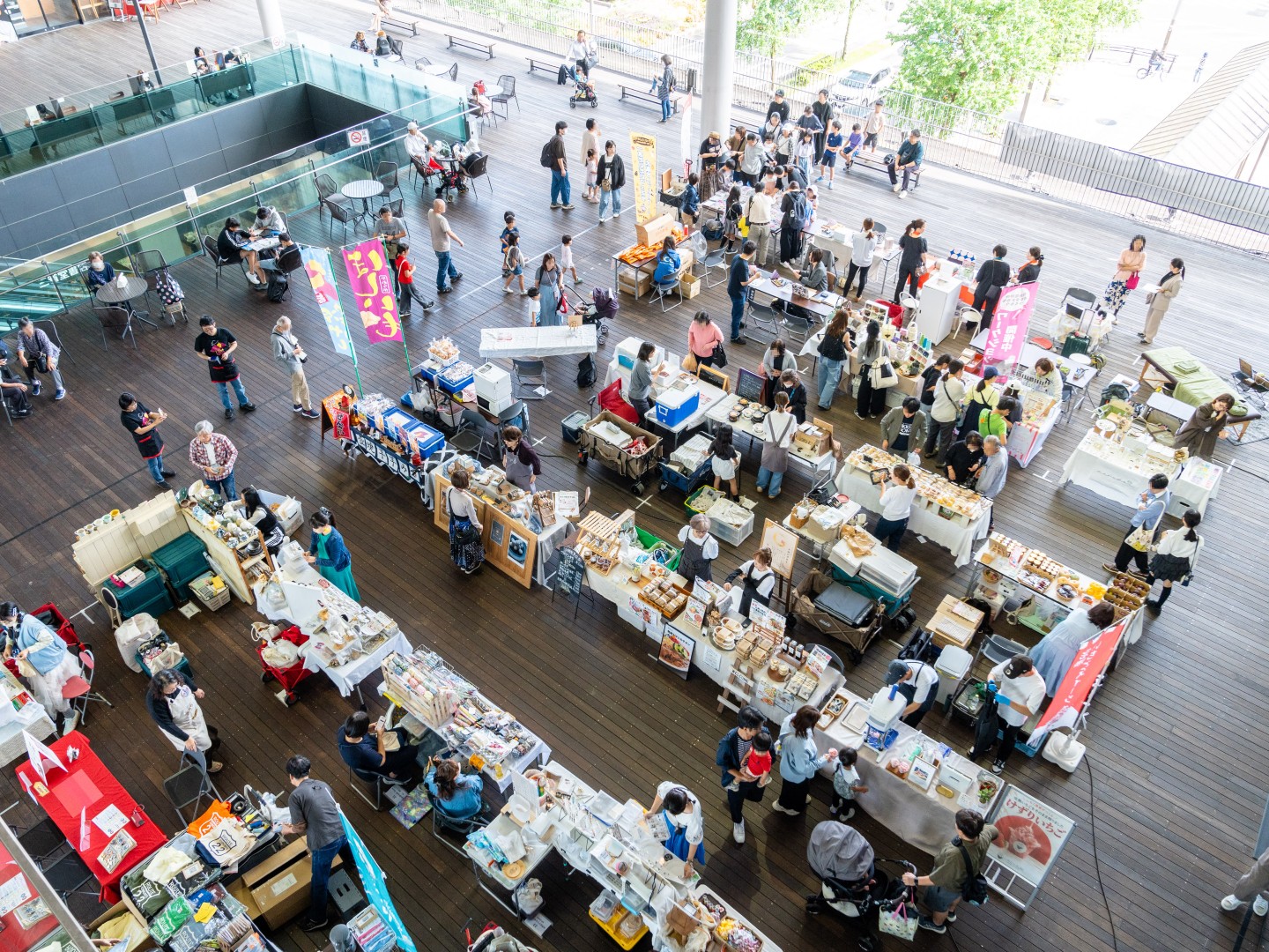 上から見た一宮の暮らしをデザインするmarché vol.3 の会場。ブースの間を来場者が行き交う様子