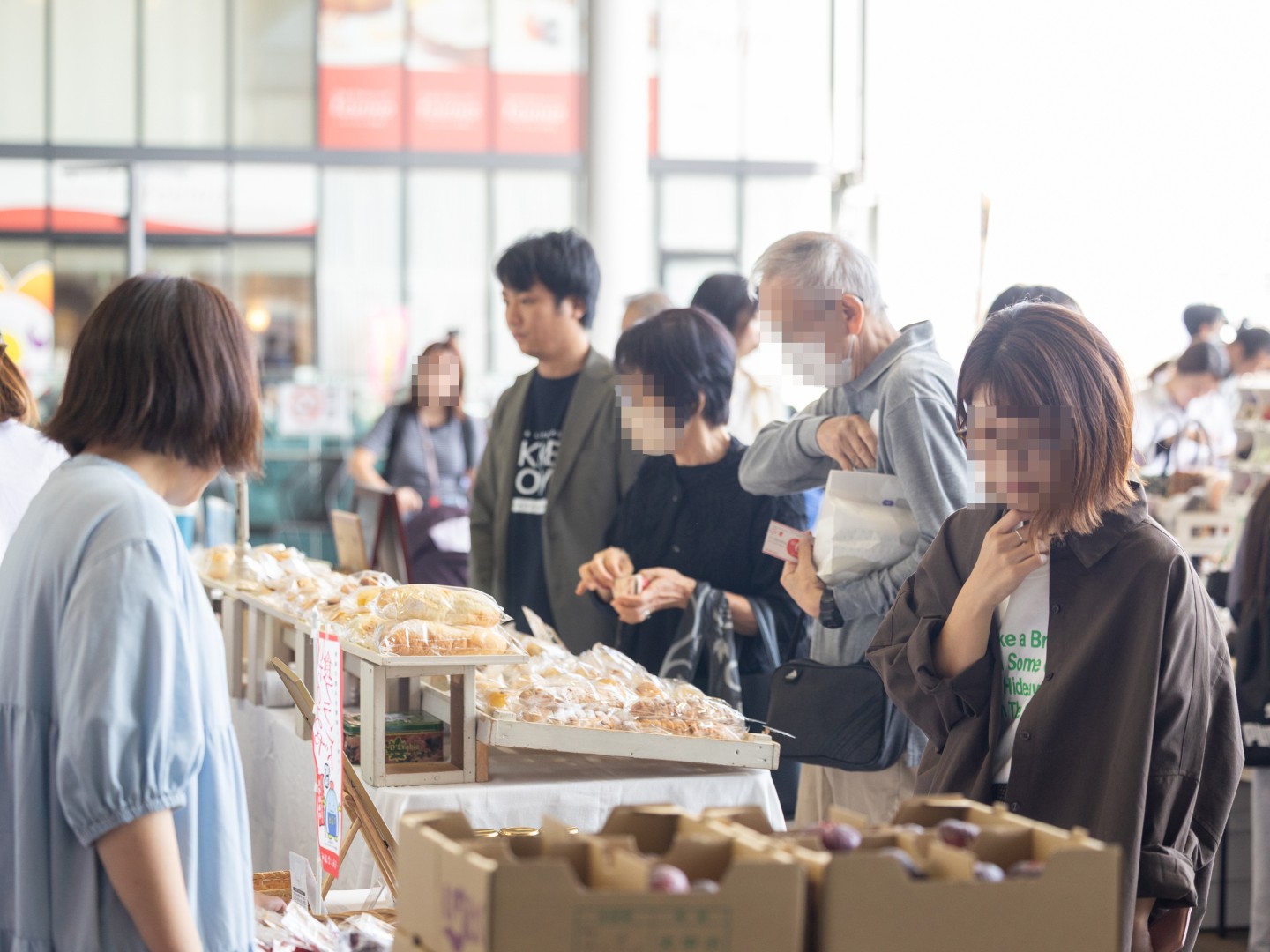 パンや焼き菓子のブースに並ぶ来場者
