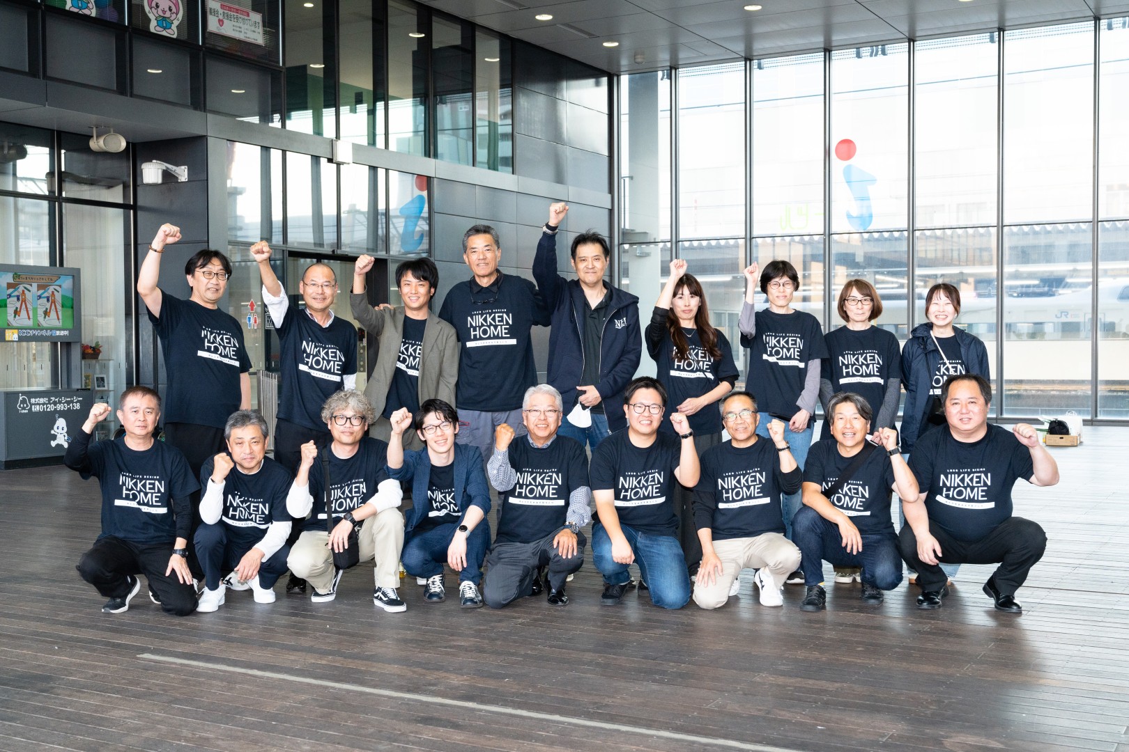 おそろいのNIKKEN HOME Tシャツを着たスタッフの集合写真