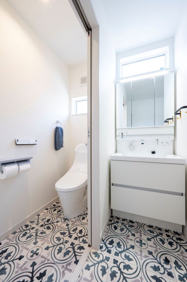 春日井市Y様邸 
.
トイレと洗面室を一体化に。
ホテルや海外の住宅でよく見られるスタイルで、広々として洗練された印象を与えます。お客様も快適に使えるので、来客が多いお家におすすめ♪
スライドドアなら、車いすや介助付きの方が利用するときもスムーズですよ◎
------------------------
MORE PHOTO
>>> @nikkenhomes.co.jp
------------------------
．
#注文住宅 #住宅 #新築注文住宅 #新築 #一戸建て #マイホーム 
#工務店 #住まい #一宮注文住宅 #暮らし #家 #日々 #暮らしをたのしむ #愛知 #一宮 #ニッケンホーム #日建ホームズ #広々トイレ #サニタリールーム