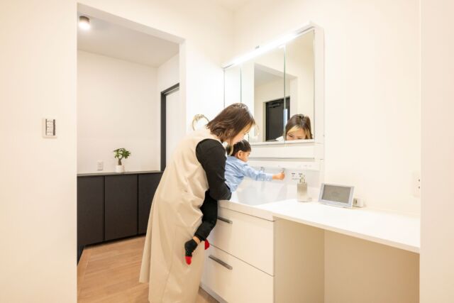 .
玄関入ってすぐにある洗面所は、帰宅後すぐに手が洗え、衛生的でとても便利！
「ただいま動線」で、玄関から居室に入る前に直接、洗面所へ行けるので、感染予防にも効果的です。
この動線なら、手洗いの習慣が身につき、健康的な生活をサポートしてくれそうですね。
------------------------
MORE PHOTO
>>> @nikkenhomes.co.jp
------------------------
．
#注文住宅 #住宅 #新築注文住宅 #新築 #一戸建て #マイホーム 
#工務店 #住まい #一宮注文住宅 #暮らし #家 #日々 #暮らしをたのしむ #愛知 #一宮 #ニッケンホーム #日建ホームズ #玄関手洗い #ただいま動線 #玄関 #洗面所