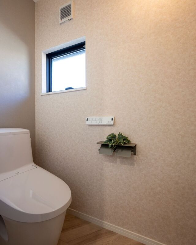 .
小さな窓から差し込む自然光が、トイレ内を明るく照らし出します。
カウンターに飾られた植物が、空間に緑を添え、リラックスした雰囲気を演出。
床の木目調がエレガントな雰囲気を醸し出し、モダンな印象に。
柔らかなトーンでコーディネートされたトイレ空間で、快適なひとときをお過ごしください。
------------------------
MORE PHOTO
>>> @nikkenhomes.co.jp
------------------------
．
#注文住宅 #住宅 #新築注文住宅 #新築 #一戸建て #マイホーム 
#工務店 #住まい #一宮注文住宅 #暮らし #家 #日々 #暮らしをたのしむ #愛知 #一宮 #ニッケンホーム #日建ホームズ #おしゃれなトイレ #トイレ