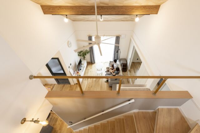 .
木質感あふれる心地よい住まい。
勾配天井にはヘリンボーン張りのデザインを採用し、梁をあしらうことで視覚的なアクセントをプラス。シンプルながらもディテールにこだわったデザインが、空間全体に温もりと癒しを与えてくれます。
------------------------
MORE PHOTO
>>> @nikkenhomes.co.jp
------------------------
．
#注文住宅 #住宅 #新築注文住宅 #新築 #一戸建て #マイホーム 
#工務店 #住まい #一宮注文住宅 #暮らし #家 #日々 #暮らしをたのしむ #愛知 #一宮 #ニッケンホーム #日建ホームズ #勾配天井 #天井木目 #木目天井 #木質 #開放的な空間 #梁のある家 #梁 #木の温もり