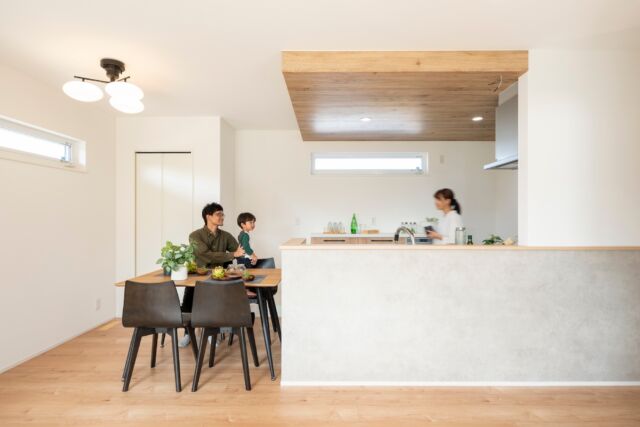 .
手元が隠れる腰壁付きのキッチンは、作業中もリビングやダイニングに視線を向けやすく、家事をしながら会話を楽しめます。
木目の下がり天井が温かみとおしゃれさをプラスし、大きな窓から差し込む自然光が空間を明るく開放的な雰囲気に。
リビングと緩やかにつながる設計で、どこにいても家族の気配を感じられるのが魅力です。
------------------------
MORE PHOTO
>>> @nikkenhomes.co.jp
------------------------
．
#注文住宅 #住宅 #新築注文住宅 #新築 #一戸建て #マイホーム 
#工務店 #住まい #一宮注文住宅 #暮らし #家 #日々 #暮らしをたのしむ #愛知 #一宮 #ニッケンホーム #日建ホームズ #横並びキッチン #横並びダイニング #腰壁キッチン #下がり天井 #下がり天井キッチン #ldk