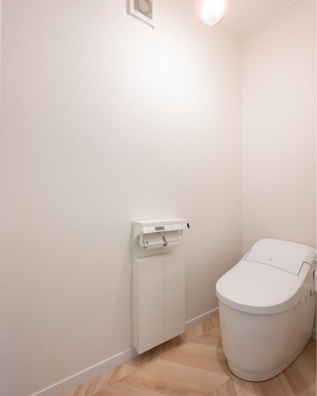 .
ナチュラルなヘリンボーン柄の床が温かみを演出するトイレ空間。
白を基調とした壁や設備がスッキリとした印象をプラス。
壁付け収納で散らからず、キレイな状態をキープ！
柔らかな光の照明が空間を優しく包み込み、トイレ時間を特別なひとときにしてくれそうです。
------------------------
MORE PHOTO
>>> @nikkenhomes.co.jp
------------------------
．
#注文住宅 #住宅 #新築注文住宅 #新築 #一戸建て #マイホーム 
#工務店 #住まい #一宮注文住宅 #暮らし #家 #日々 #暮らしをたのしむ #愛知 #一宮 #ニッケンホーム #日建ホームズ #トイレ #おしゃれなトイレ #トイレ照明 #トイレ床 #ヘリンボーン柄 #ヘリンボーン床 #トイレ収納