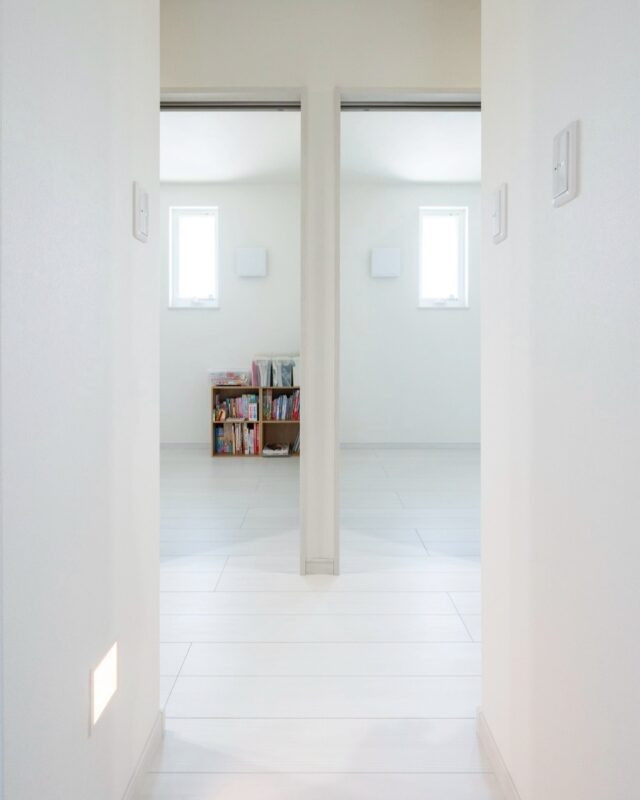 .
子ども部屋は“ちょっとした工夫”で快適に。

収納をあえて廊下に設けることで、お部屋の中はすっきり広々。
子どもがのびのび使える空間が生まれます。

お部屋に入らずに洋服の出し入れができるから、家事の時短にも◎

成長してもずっと使いやすい、“ちょうどいい距離感”が嬉しいプランです。

------------------------
MORE PHOTO
>>> @nikkenhomes.co.jp
------------------------
．
#注文住宅 #住宅 #新築注文住宅 #新築 #一戸建て #マイホーム 
#工務店 #住まい #一宮注文住宅 #暮らし #家 #日々 #暮らしをたのしむ #愛知 #一宮 #ニッケンホーム #日建ホームズ #子ども部屋 #ファミリークローゼット #収納アイデア #家事ラク動線 #間取りの工夫 #子育て世帯の家 #暮らしやすい家 #プライバシー配慮