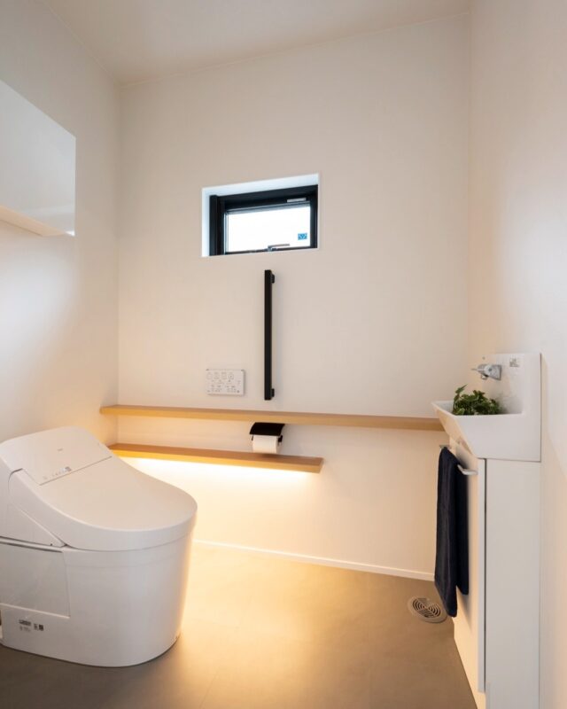 .
トイレも“暮らしの質”を高める大切な空間。

間接照明とナチュラルな木目がつくる優しい雰囲気は、
毎日の中にちょっとした癒しをプラスしてくれます。

カウンター付きでスマホなどの一時置き場にも◎。

手洗い場もスッキリ設計で、来客時にも好印象です。

------------------------
MORE PHOTO
>>> @nikkenhomes.co.jp
------------------------
．
#注文住宅 #住宅 #新築注文住宅 #新築 #一戸建て #マイホーム 
#工務店 #住まい #一宮注文住宅 #暮らし #家 #日々 #暮らしをたのしむ #愛知 #一宮 #ニッケンホーム #日建ホームズ #トイレ  #おしゃれトイレ #シンプルな暮らし #快適な暮らし #間接照明 #ナチュラルインテリア #暮らしを整える
