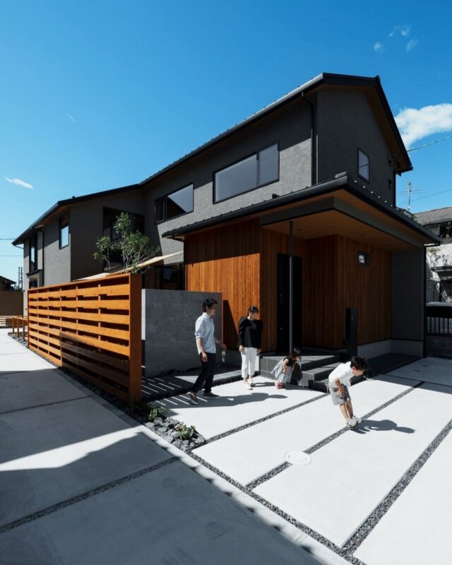.
落ち着いたグレートーンの外壁に、
あたたかみのある木を玄関まわりにプラス。

ナチュラルで上品な印象を与えながら、
照明が灯る夜にはぐっと引き締まった表情に。

木製の目隠しフェンスや、
コンクリート×石のラインが美しい
駐車スペースもデザインのポイント。

昼と夜で異なる表情を楽しめる、
こだわりの外観が完成しました。

------------------------
MORE PHOTO
>>> @nikkenhomes.co.jp
------------------------
．
#注文住宅 #住宅 #新築注文住宅 #新築 #一戸建て #マイホーム 
#工務店 #住まい #一宮注文住宅 #暮らし #家 #日々 #暮らしをたのしむ #愛知 #一宮 #ニッケンホーム #日建ホームズ #外観デザイン #外構デザイン #グレーの家 #木のある暮らし #玄関デザイン #目隠しフェンス #駐車スペース #シンプルモダン